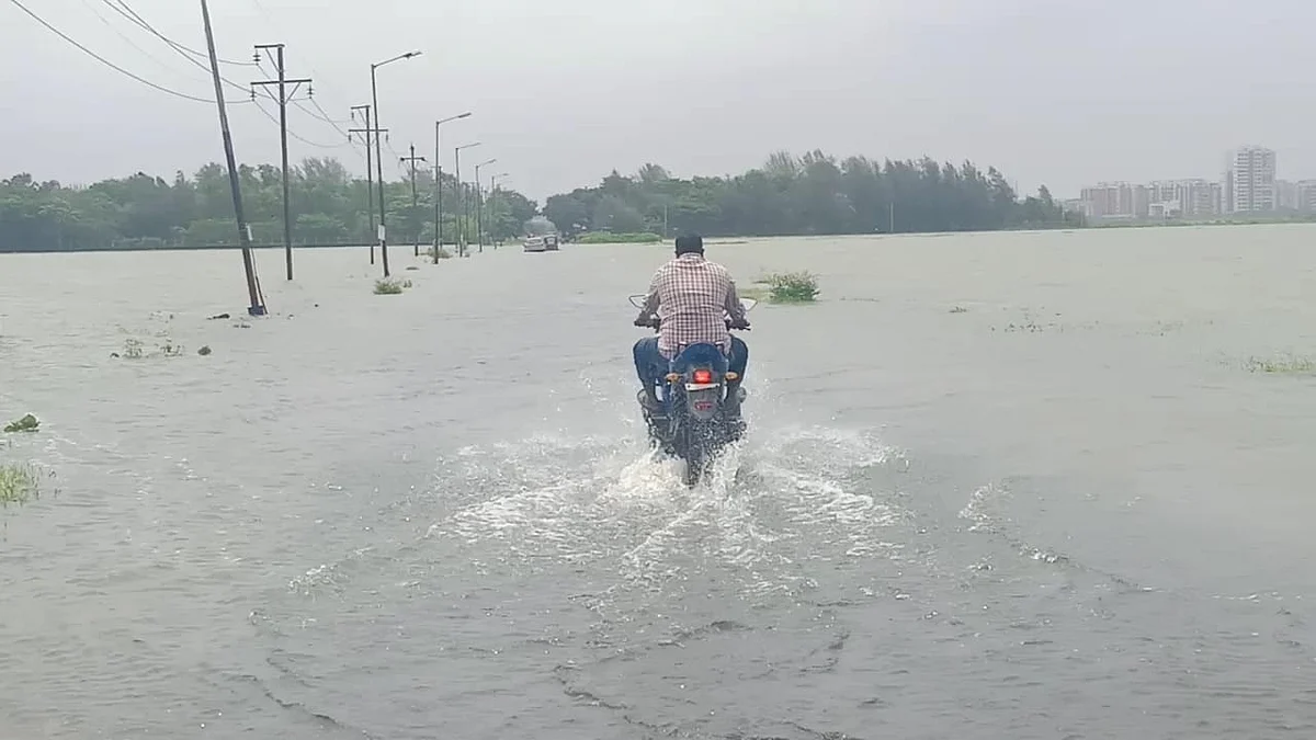तीन दिवसांनंतरही सनसिटी गास रस्ता पाण्याखालीच
