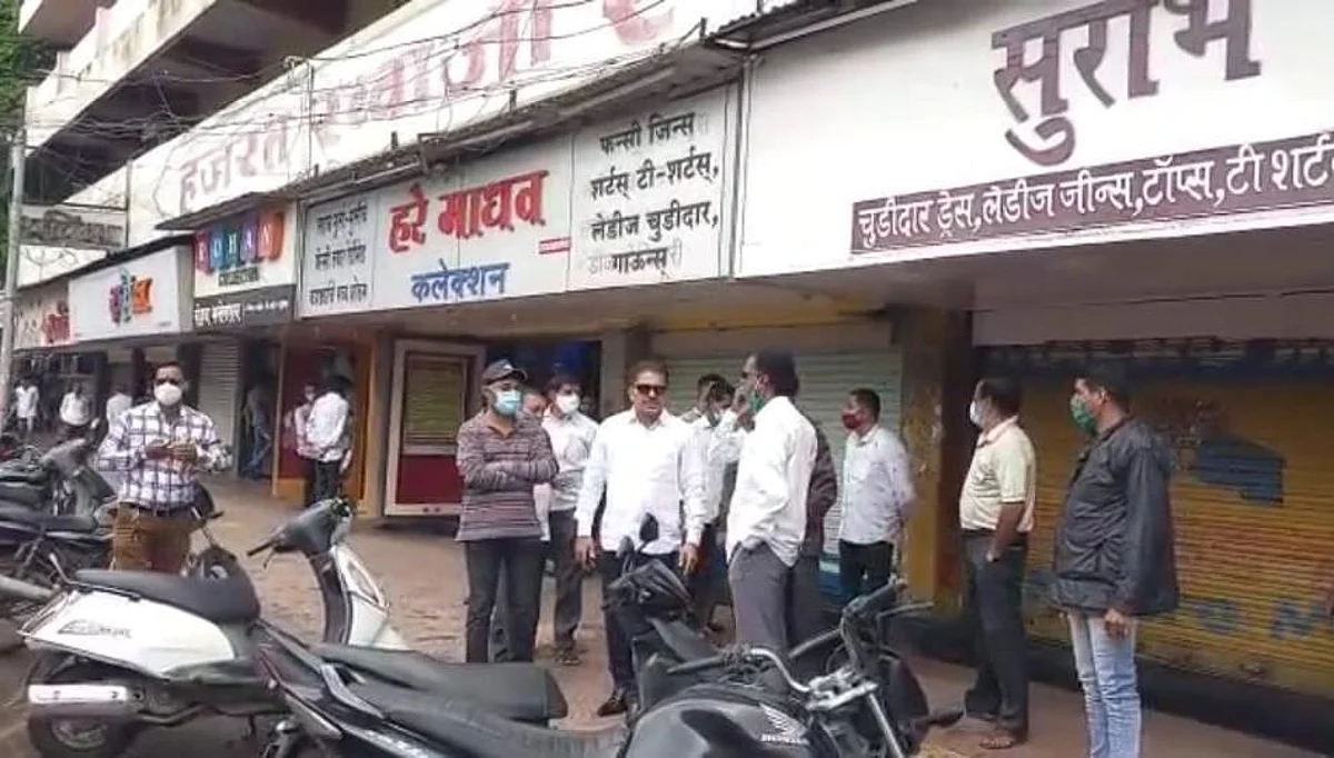 प्रशासनाचा निर्बंध झुगारून मिरजेत व्यापाऱ्यांनी उघडली दुकाने