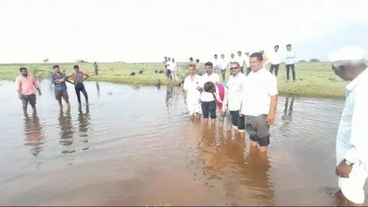 वीज पडली अन जमिनीतून सुरु झाला पाण्याचा उफळा...!