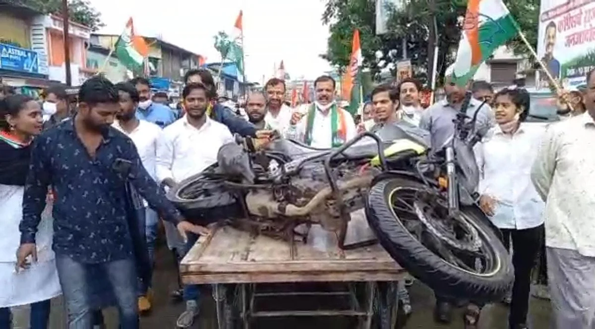 अंबरनाथमध्ये काँग्रेसनं बाईकला दिली फाशी; पेट्रोलचे भाव वाढल्याने केलं प्रतीकात्मक आंदोलन