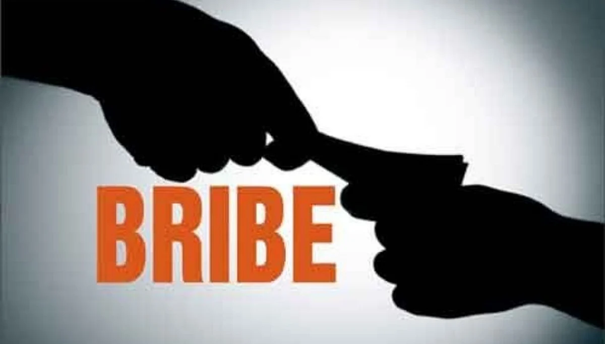 वरकुटे- म्हसवडच्या तलाठ्याने २ हजार घेतले; ACB ने पकडले