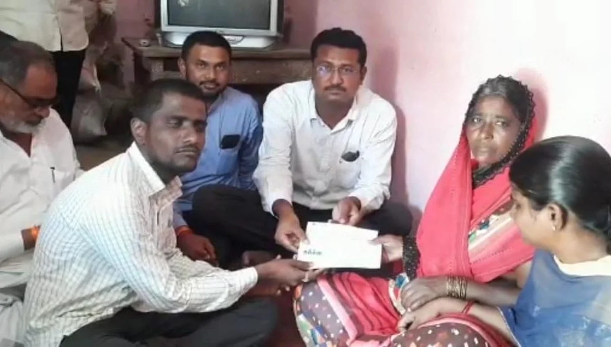 नाम फाउंडेशन कडून आत्महत्याग्रस्त कुटुंबाला मदतीचा हात