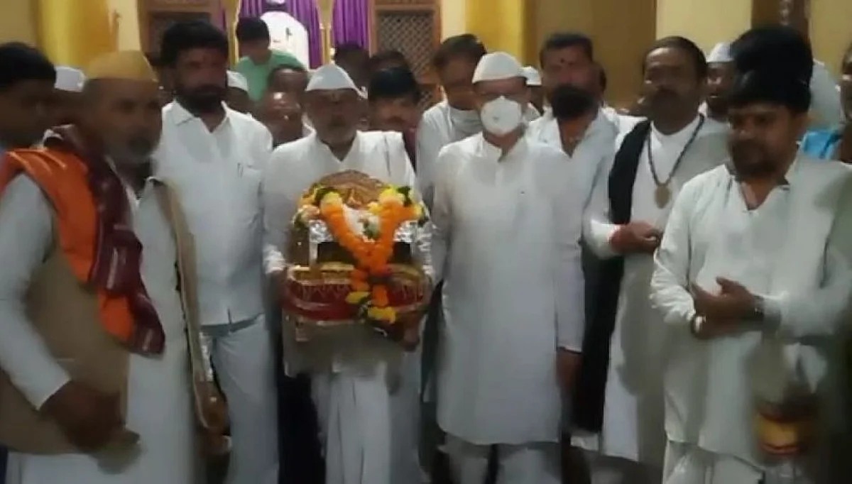 विठू नामाच्या गजरात संत मुक्ताई पालखीचे पंढरपूरकडे प्रस्थान