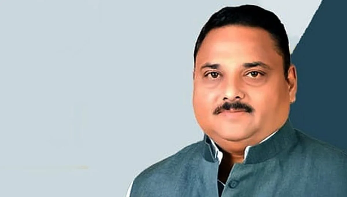 "कोरोनाच्या काळात राजकीय नेत्यांनी स्वतःला निर्बंध घालणे गरजेचे''