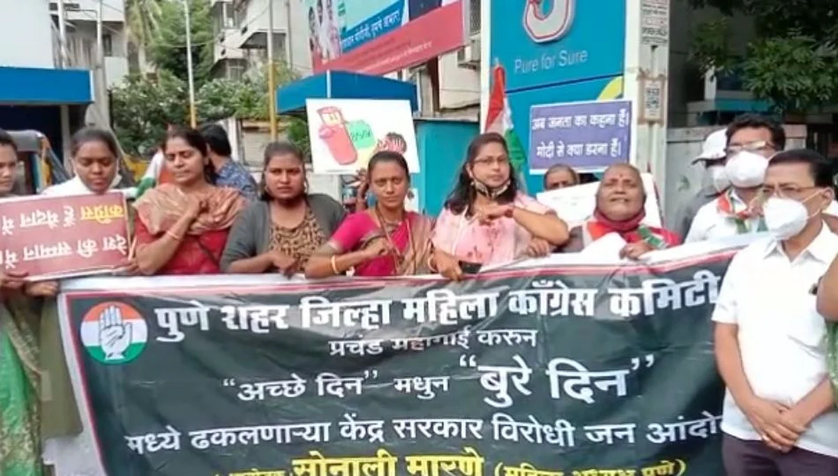 पेट्रोल,डिझेल आणि गॅस दरवाढी विरोधात महिला काँग्रेस आक्रमक