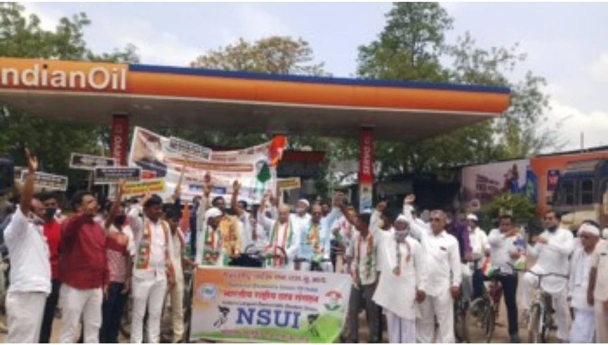 इंधन दरवाढीविरोधात काँग्रेसची सायकल रॅली