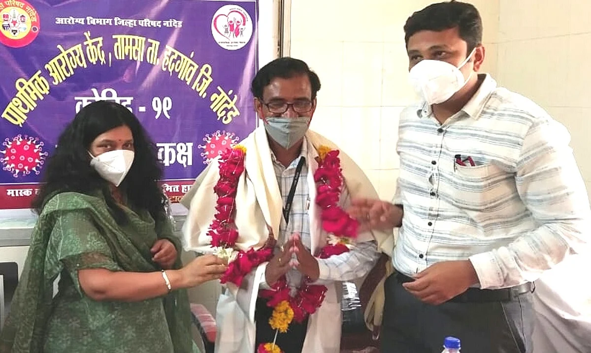 सीईओ वर्षा ठाकूर यांची तामसा पीएचसीला भेट; वैद्यकीय अधिकाऱ्यांचे केले कौतूक