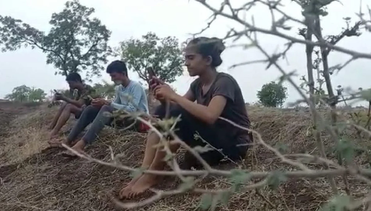 इंजिनिअरींग करणारी भावंडे- शेतात अभ्यास करुन करताहेत आई वडिलांनाही मदत