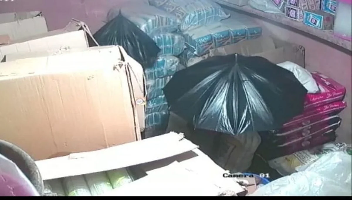चोरट्यांनी लढवली अनोखी शक्कल ! CCTV मध्ये दिसू नये म्हणून छत्रीचा वापर