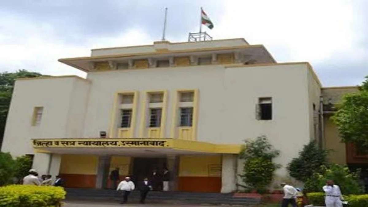 न्यायालयासमाेर मद्यपीचे नृत्य; पाेलिस कारवाईची अपेक्षा