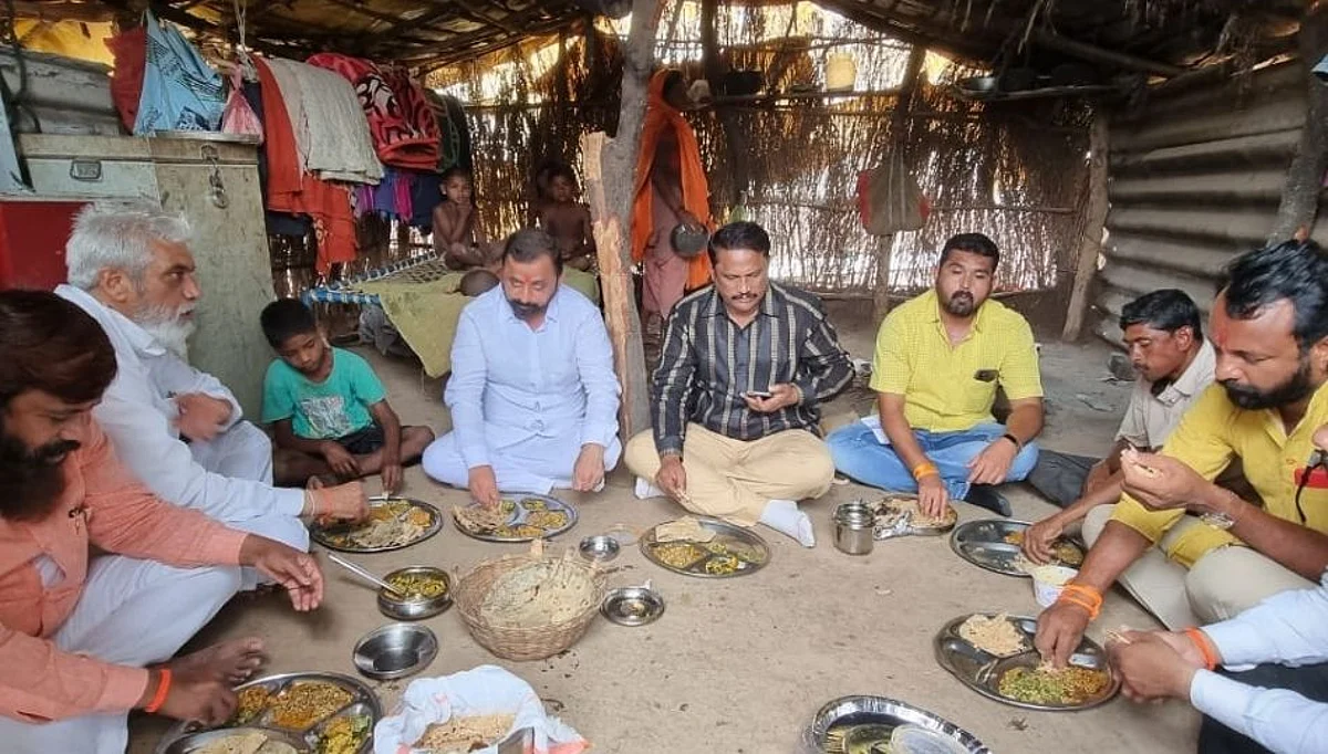 कृषीमंत्री दादा भुसे यांनी घेतला शेतकऱ्याच्या घरी जेवणाचा आस्वाद !