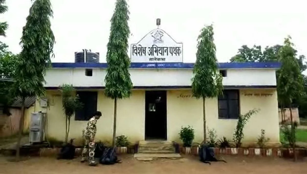 नक्षलवादी असल्याचा धाक दाखवून प्रवाशांची लूटपाट.. !