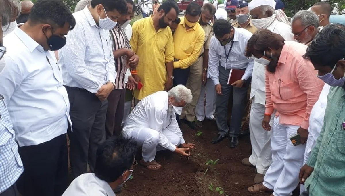 कृषीमंत्री दादा भुसे यांचा पिक पाहणी दौरा