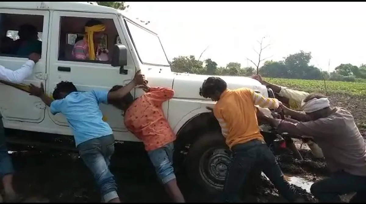 रस्त्याअभावी महिलेचा मृत्यू; जिंतूर तालुक्यातील पिंप्राळावासीयांची दैना थांबेना