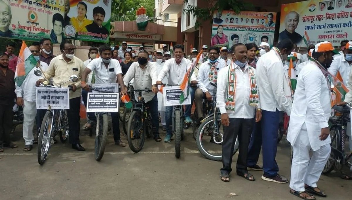 इंधन दरवाढीविरोधात सोलापुरात काँग्रेसचे 'सायकल रॅली'आंदोलन