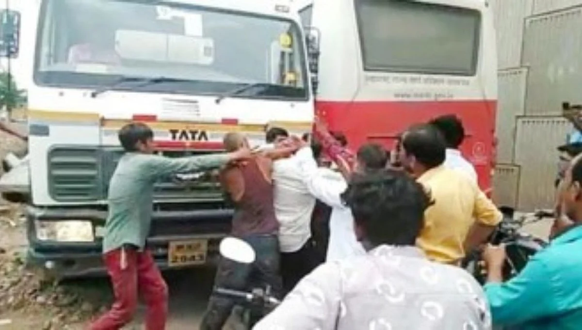 भुसावळात बसचालक- ठेकेदारात फ्रीस्टाईल