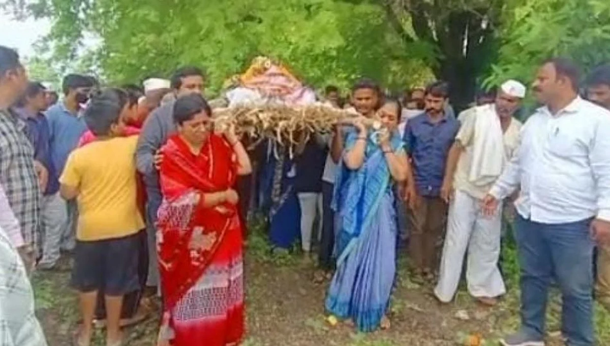 प्रथा परंपरेला छेद देत सुनांनी दिला सासूच्या पार्थिवास खांदा