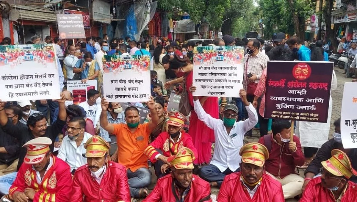 दादरमध्ये रंगकर्मींचे आंदोलन; कोरोना होऊन मेलेलं बरं, पण...