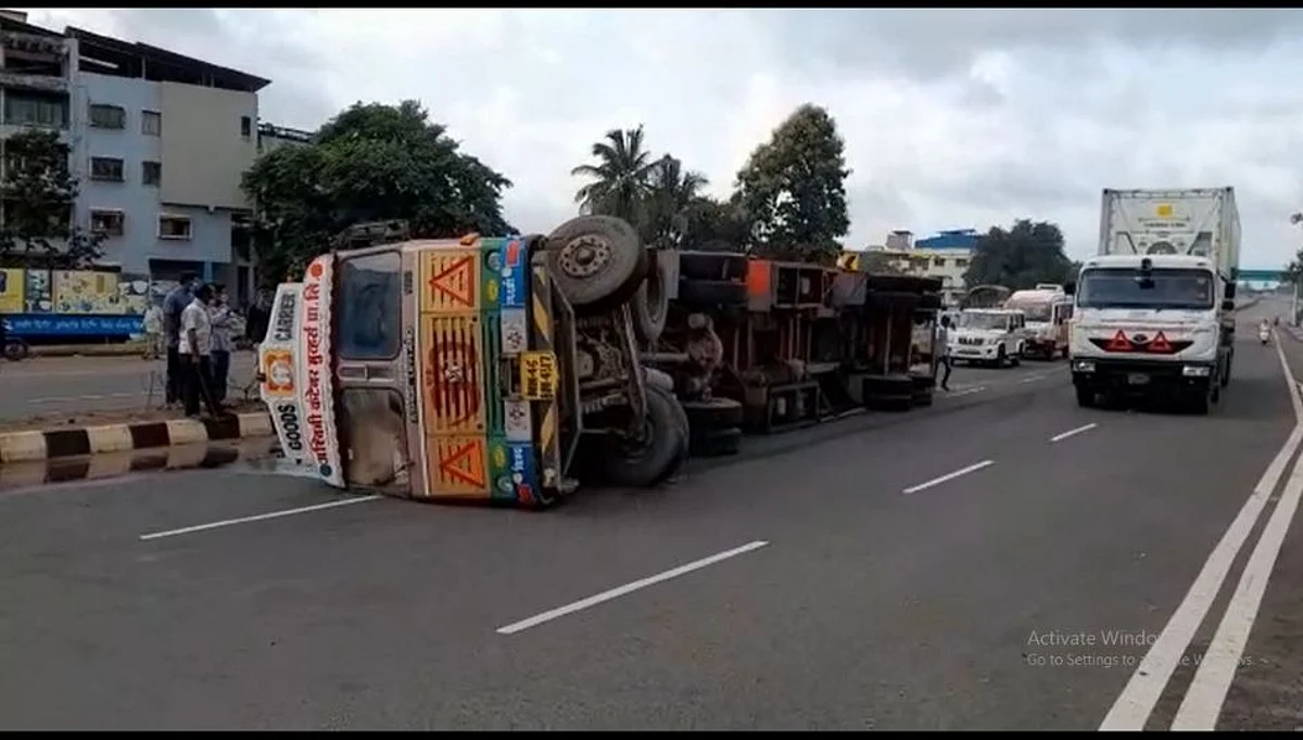 जानवली पुलानजीक कंटेनर पलटी; एक ठार