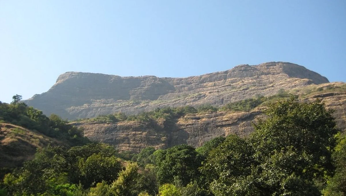 IGATPURI : कुलंग किल्ल्यावर 13 जण अडकले, बचाव कार्यासाठी टीम रवाना