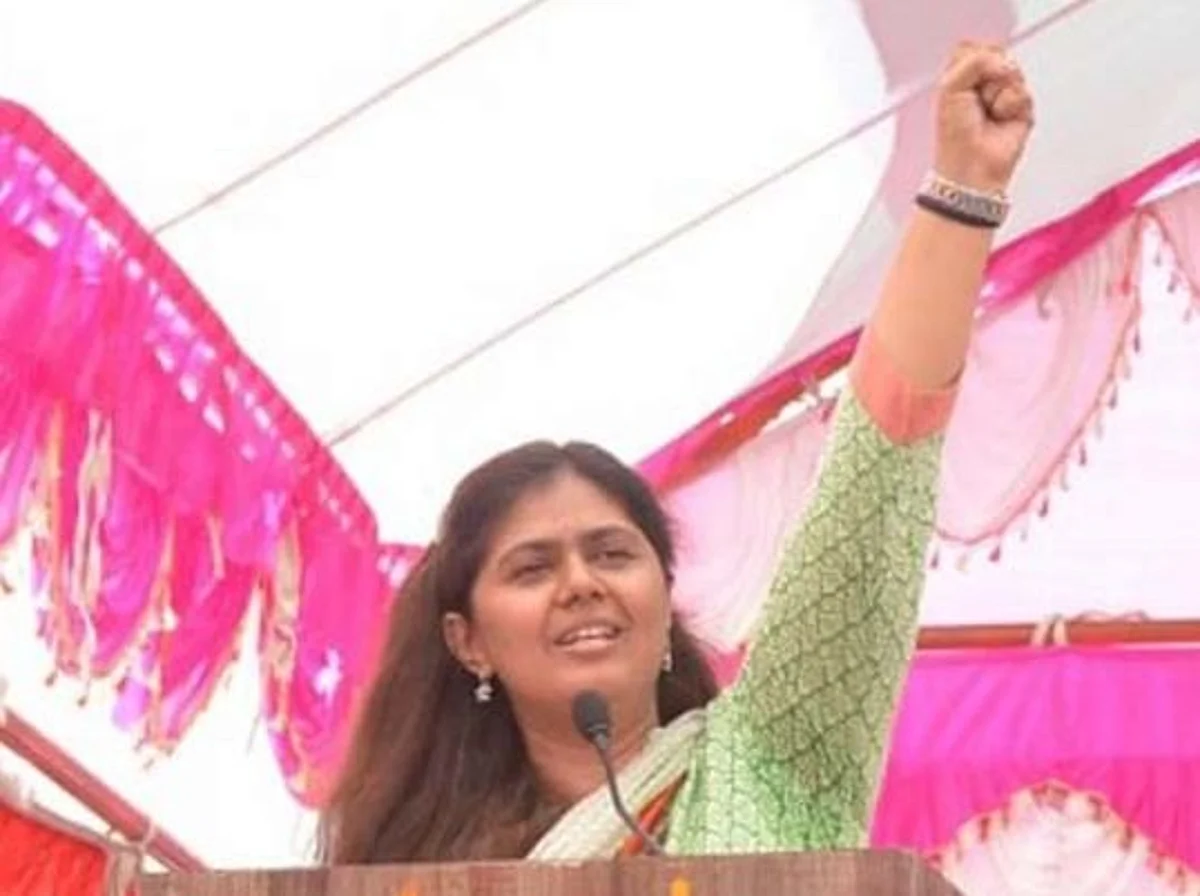 पंकजा मुंडे म्हणून कार्यकर्त्यांना म्हणाल्या...मुर्ख कुठले! (पहा व्हिडिओ)