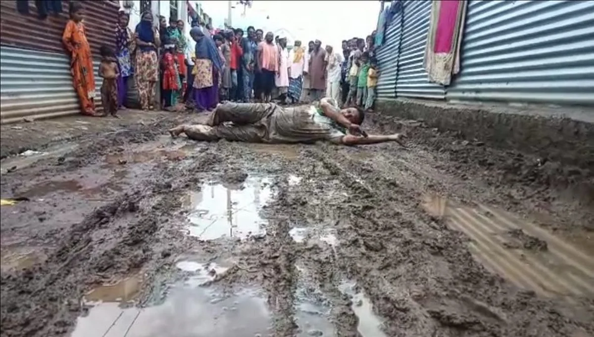 खामगाव शहर एम.आय.एम. अध्यक्षांचे चिखलात लोटांगण