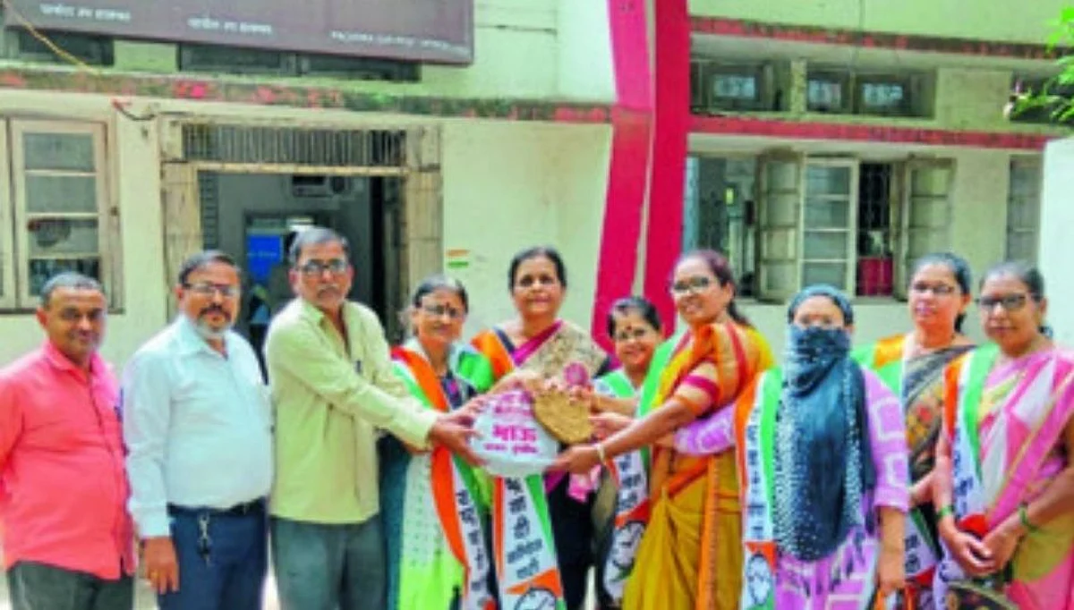 पंतप्रधान मोदींना टपालातून पाठविल्या गोवऱ्या; इंधन दरवाढीविरोधात महिलांचे आंदोलन