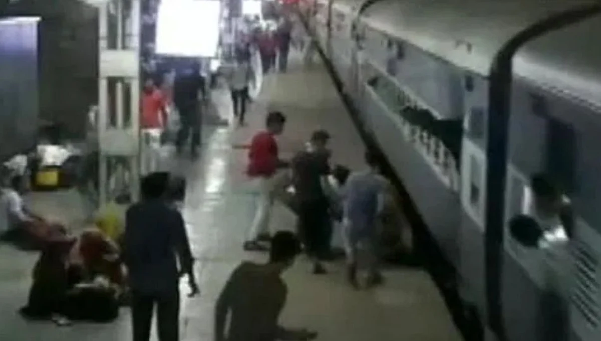 धावत्या रेल्वेतून उतरताना महिला लहान बाळासह आली रेल्वेखाली!
