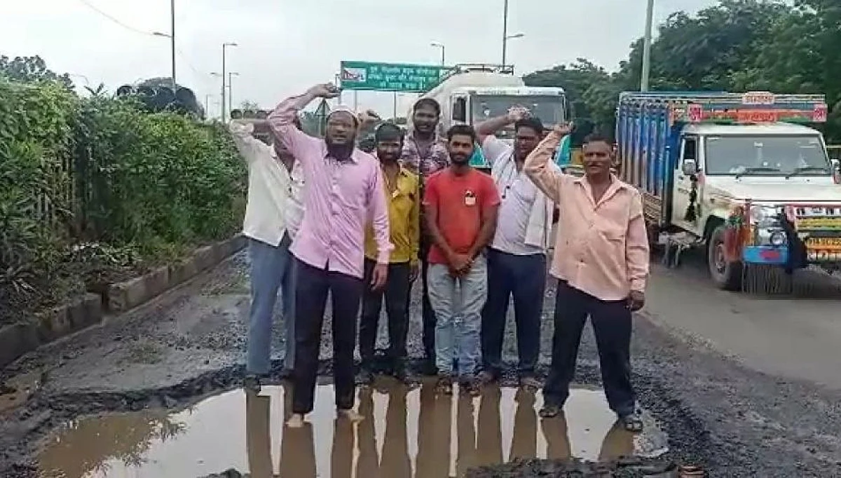 मुंबई- आग्रा महामार्ग; खड्ड्यात उभे दाखविला मार्ग, समाजवादी पार्टीचे आंदोलन