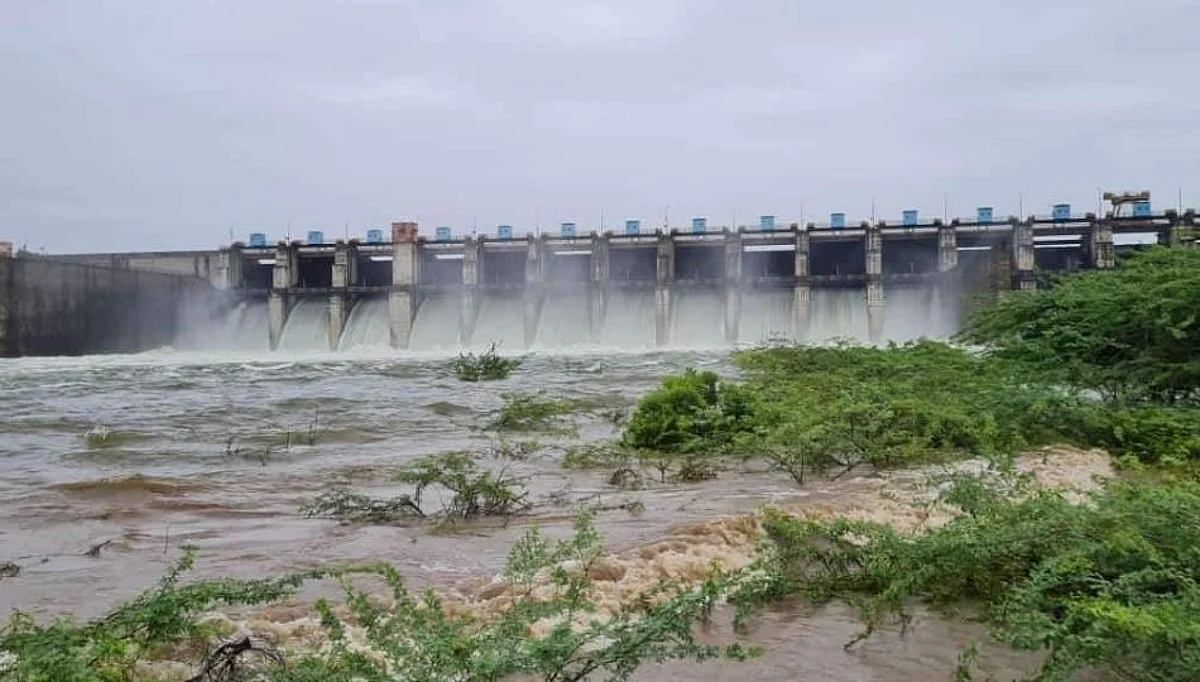Parbhani: दुधना प्रकल्पाचा नदीपात्रात विसर्ग; शेतीचे नुकसान