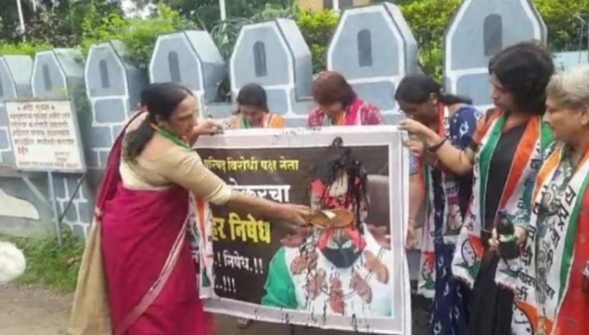दरेकरांच्या वक्तव्याचा निषेध; राष्ट्रवादी महिला आघाडीतर्फे प्रतिमेस जोडे मारो