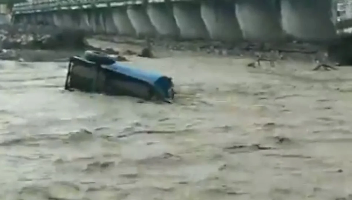 Uttrakhand Monsoon: अतिवृष्टीमुळे डेहरादून-ऋषिकेश पर्यायी पूल कोसळला