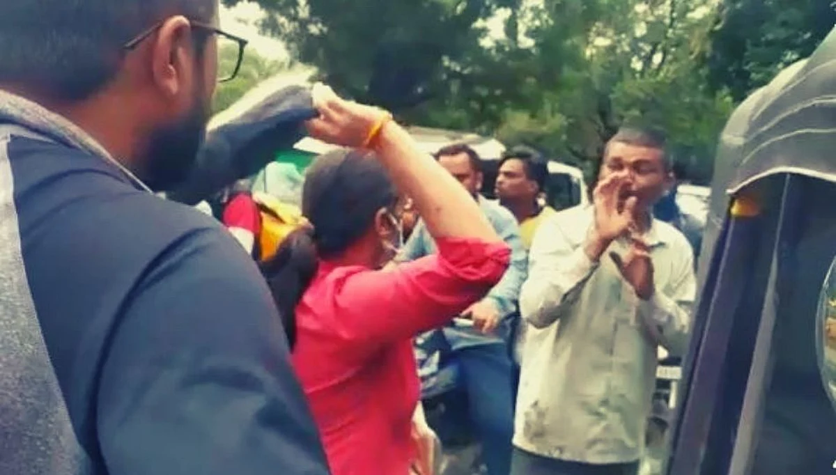 औरंगाबादमध्ये ज्या महिलेची छेड काढली, त्याच महिलेने रिक्षाचालकाला भररस्त्यात चोपला!