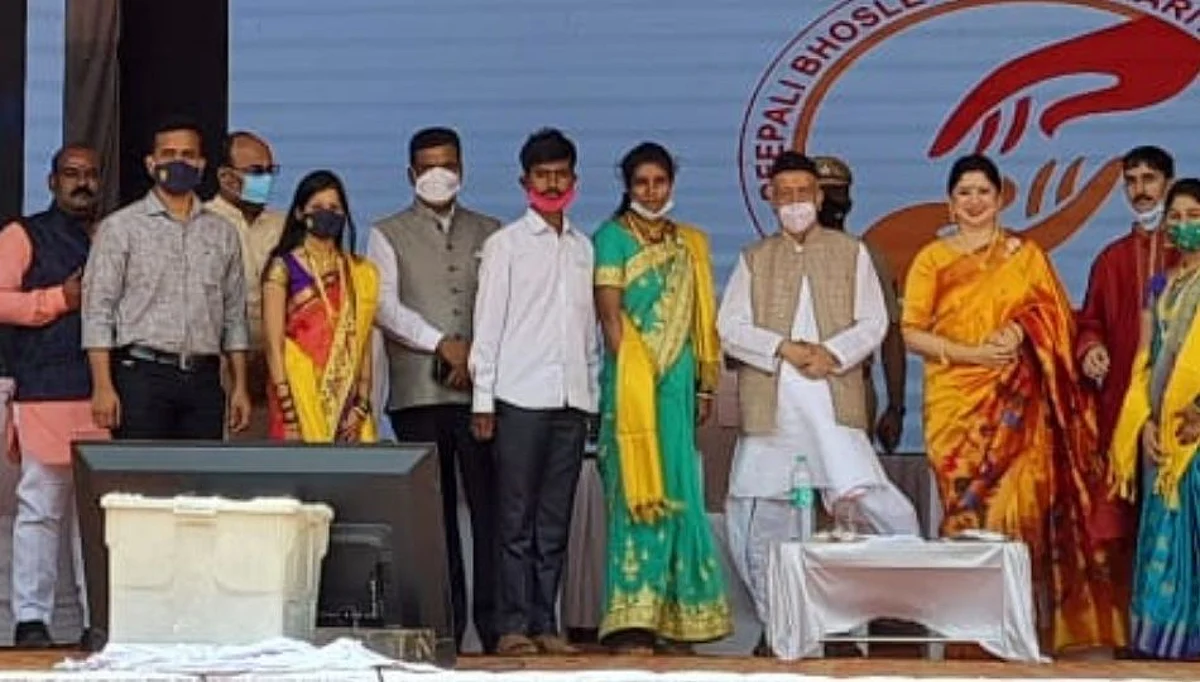 नेत्यांच्या आधी अभिनेते मदतीसाठी आले; राज्यपालांचा नेत्यांना टोला