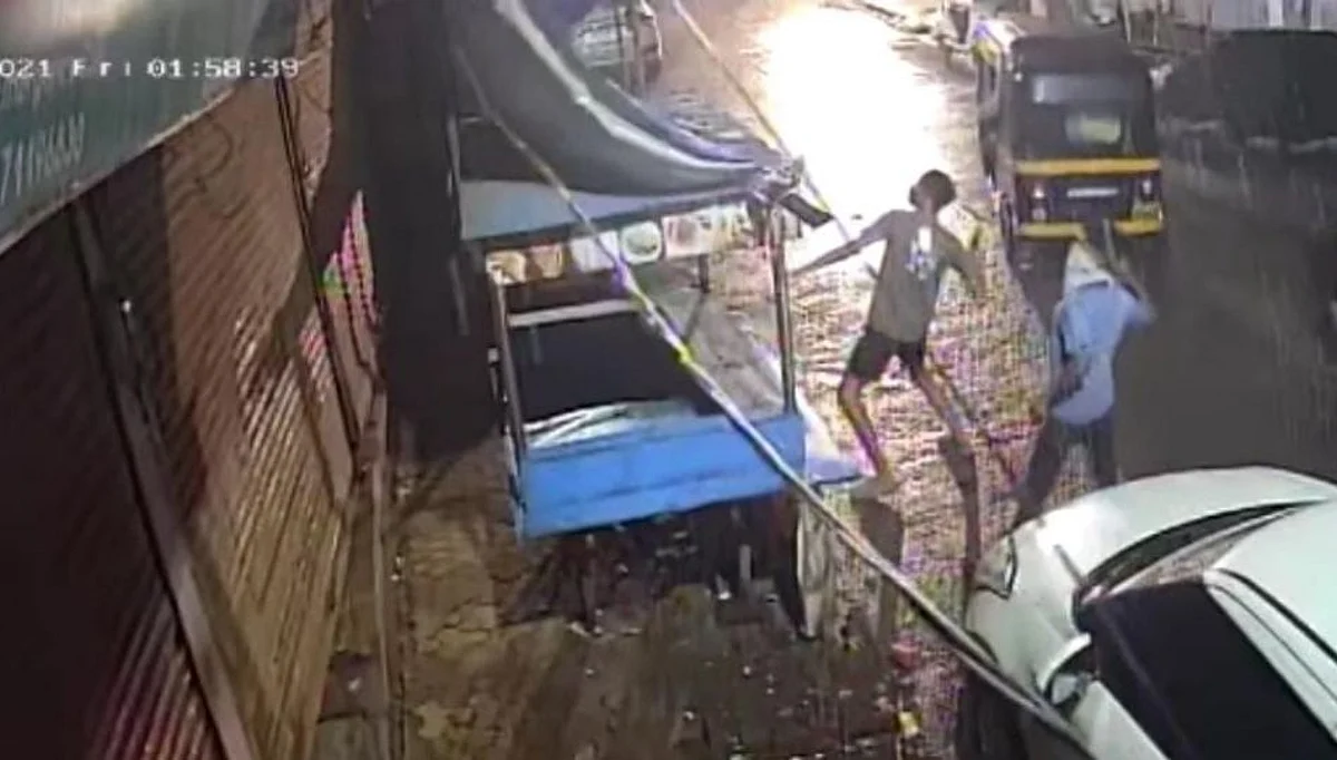 Ulhasnagar : दहा हजाराचा हप्ता दिला नाही म्हणून बियर आणि कोल्ड्रिंक्स च्या बाटल्या घरावर फेकल्या!