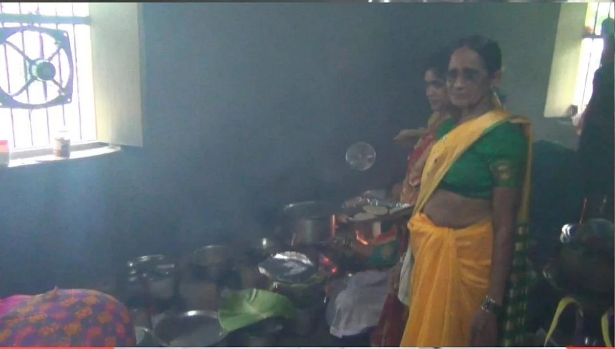 अनोखी परंपरा..एकाच घरातील ५२ चुलीवरचा नैवैद्य लाडक्या बाप्पाला!
