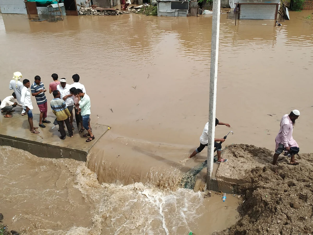 हादगावात आभाळ फाटलं, झोपेतच पाण्याने गाठलं!