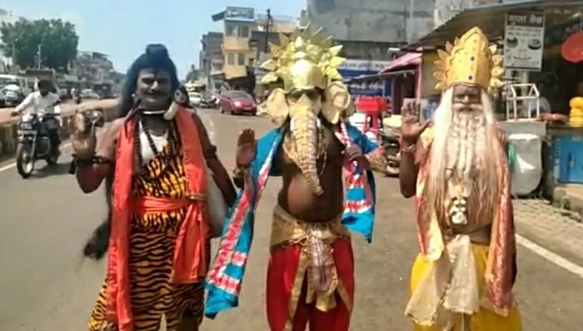 मेळघाटात रस्त्यावर उतरले बहुरूपी देव