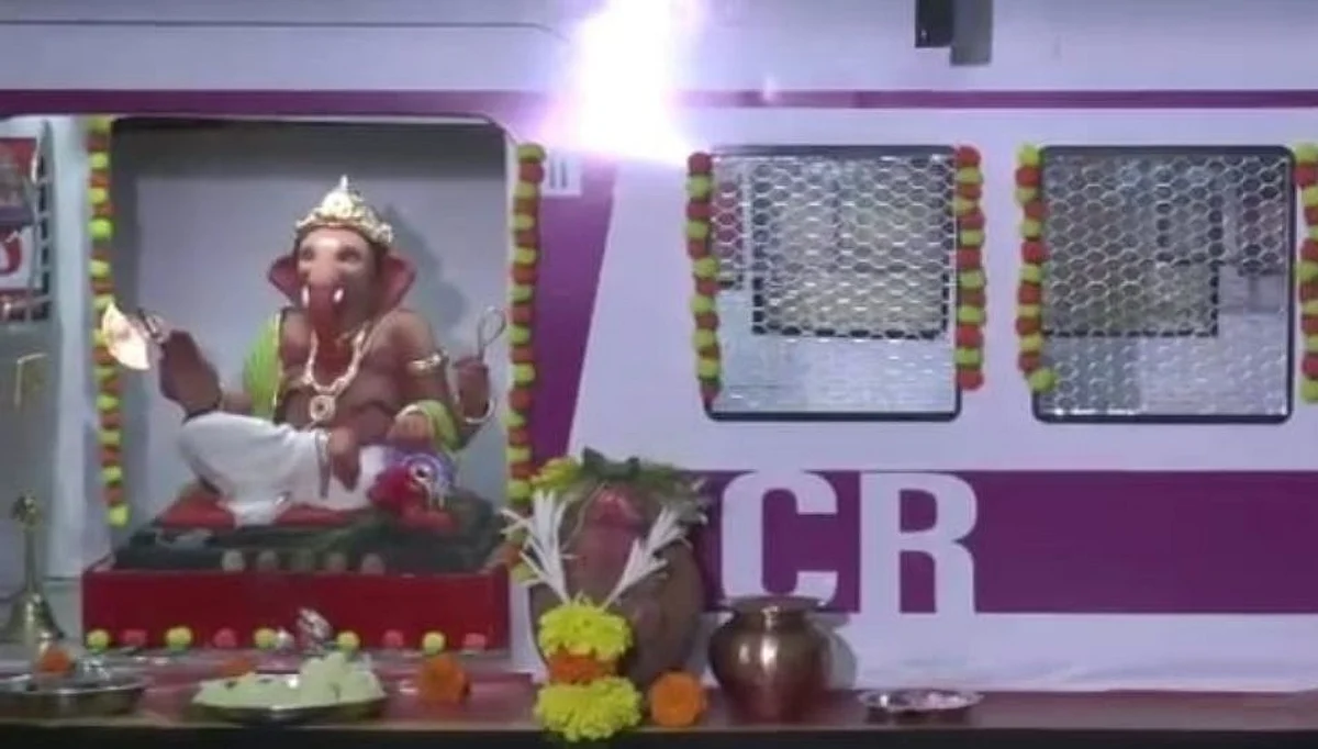 मुंबई लोकलमध्ये बाप्पा विराजमान...