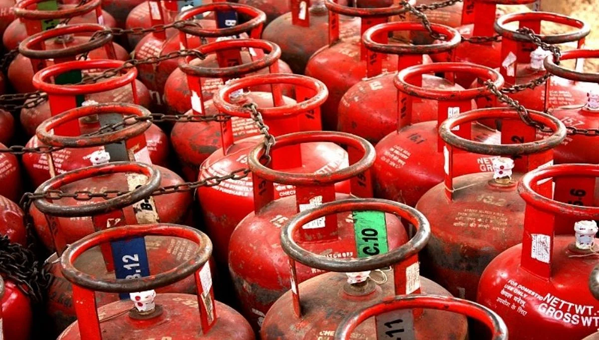 LPG सिलेंडरचा दर पुन्हा भडकला; 15 दिवसात 50 रुपयांनी वाढ