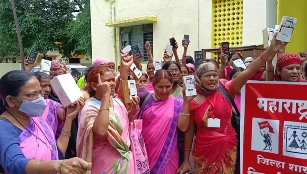 ...म्हणून अंगणवाडी सेविकांनी प्रशासनास मोबाईल केले परत!