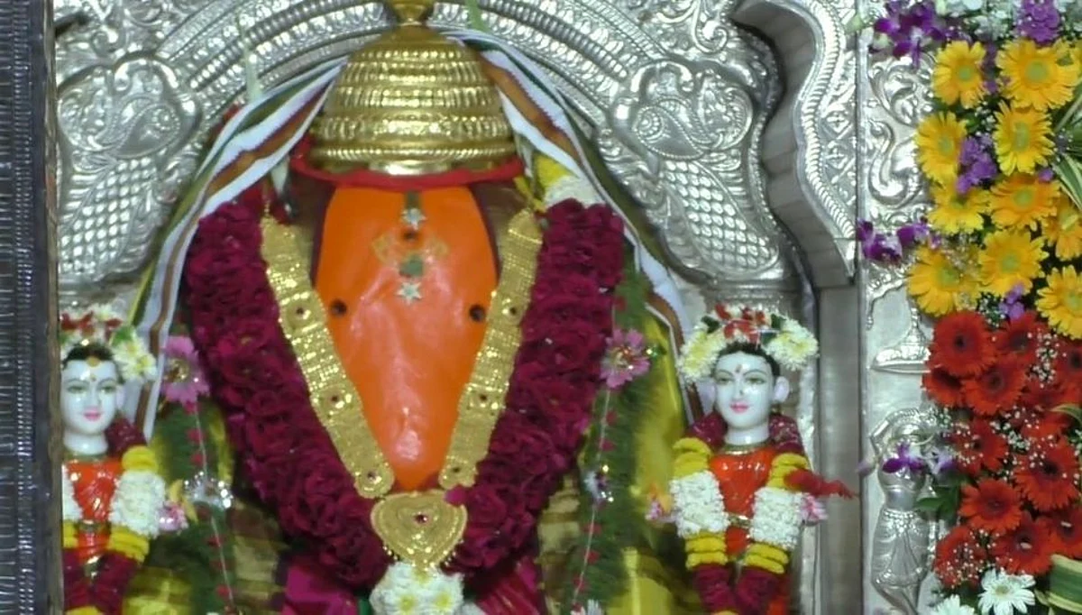 Pune: ओझरचा विघ्नहर गणपती जन्मोत्सव फुलांच्या पाकळ्या उधळत साजरा