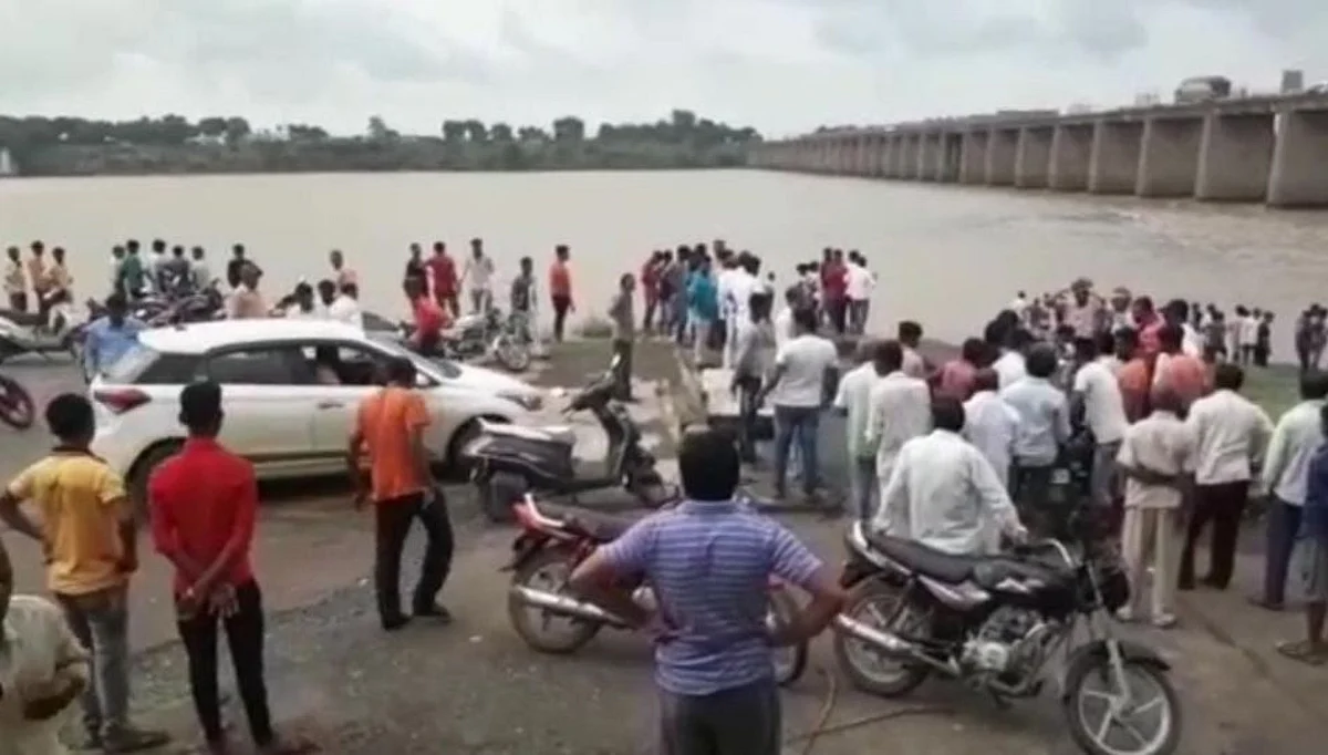 मोठ्या भावाला वाचवताना लहान भाऊ गेला वाहून; लहान भाऊ अद्यापही बेपत्ता...