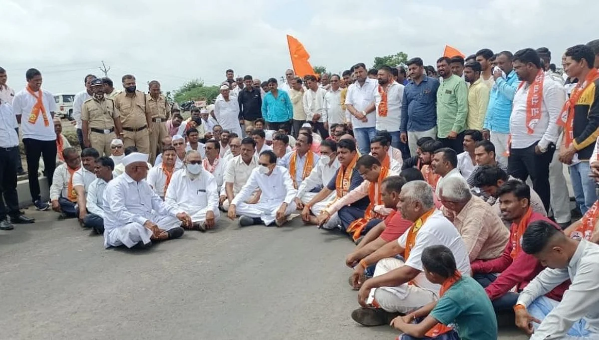 महामार्गाचे काम निकृष्ट व संथगतीने; शिवसेनेचा रास्ता रोको