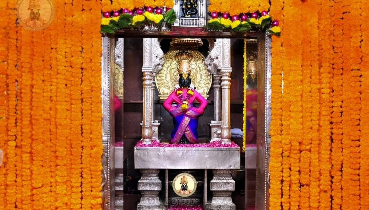 श्रावण समाप्तीच्या निमित्ताने विठ्ठल मंदिरात फळा- फुलांची सजावट