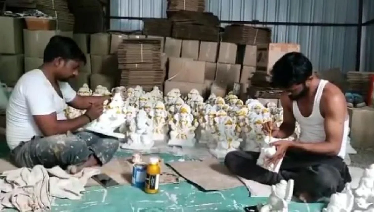 जळगावात साकारले जाताय तुरटीचे बाप्पा; पर्यावरण पुरक मुर्तीने जलप्रदुषण रोखणार