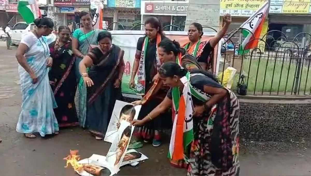 धुळ्यात दरेकरांच्या वादग्रस्त वक्तव्याचा निषेध; शेण चोपडून जाळली प्रतिमा