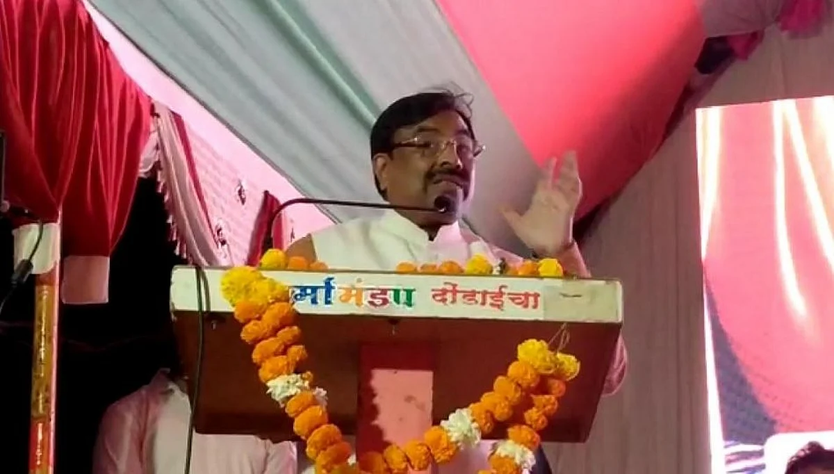दुसऱ्याच्या उत्तरपत्रिकेवर रोल नंबर टाकून पास झालेलं मविआ सरकार : मुनगंटीवार