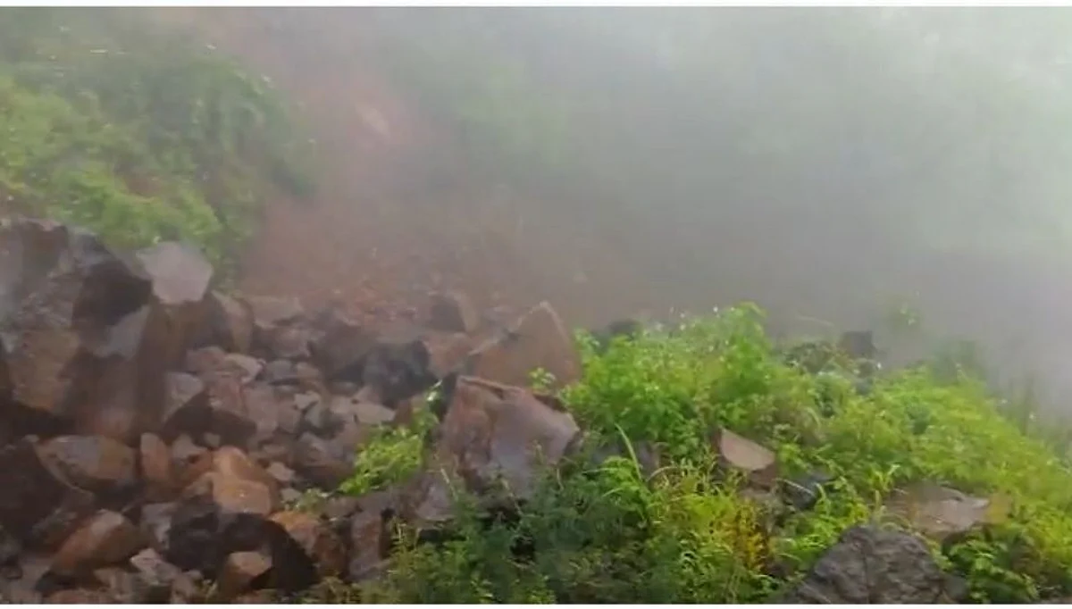 Aurangabad: गौताळा घाटात दरड कोसळली, वाहतूक ठप्प