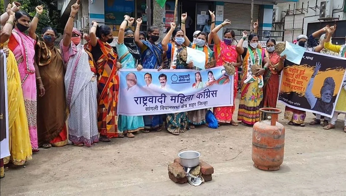 पंतप्रधान नरेंद्र मोदी यांना शेणाच्या गोवऱ्या पाठवून अनोखे आंदोलन
